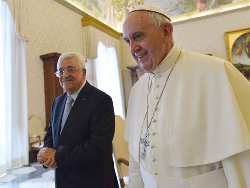 O Vaticano anunciou neste sábado 2 a entrada em vigor do acordo assinado entre a Santa Sé e o Estado da Palestina, que defende, entre outros pontos, uma "solução negociada e pacífica para o conflito na região"; o documento inclui um preâmbulo e 32 artigos, que abordam "aspectos essenciais da vida e da atividade da igreja na Palestina"