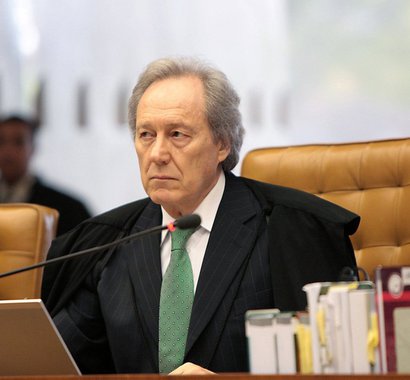 Presidente do Supremo Tribunal Federal (STF), Ricardo Lewandowski, determinou que o governo do Rio de Janeiro libere imediatamente a parcela mensal do orçamento destinada ao Judiciário estadual; segundo o Tribunal de Justiça do Rio (TJRJ), repasse referente ao mês de dezembro não foi efetuado; presidente do TF justificou a decisão ressaltaando que a Constituição obriga o Poder Executivo a liberar mensalmente 1/12 do orçamento para o Judiciário estadual