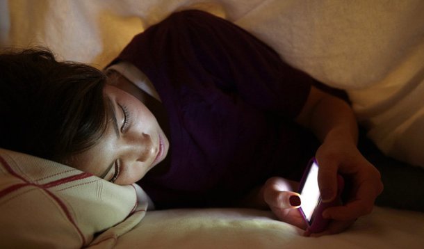 Um aplicativo espião pode trabalhar dentro do smartphone do seu filho para fornecer acesso e enviar os dados para um servidor online, de onde os pais podem acessá-los