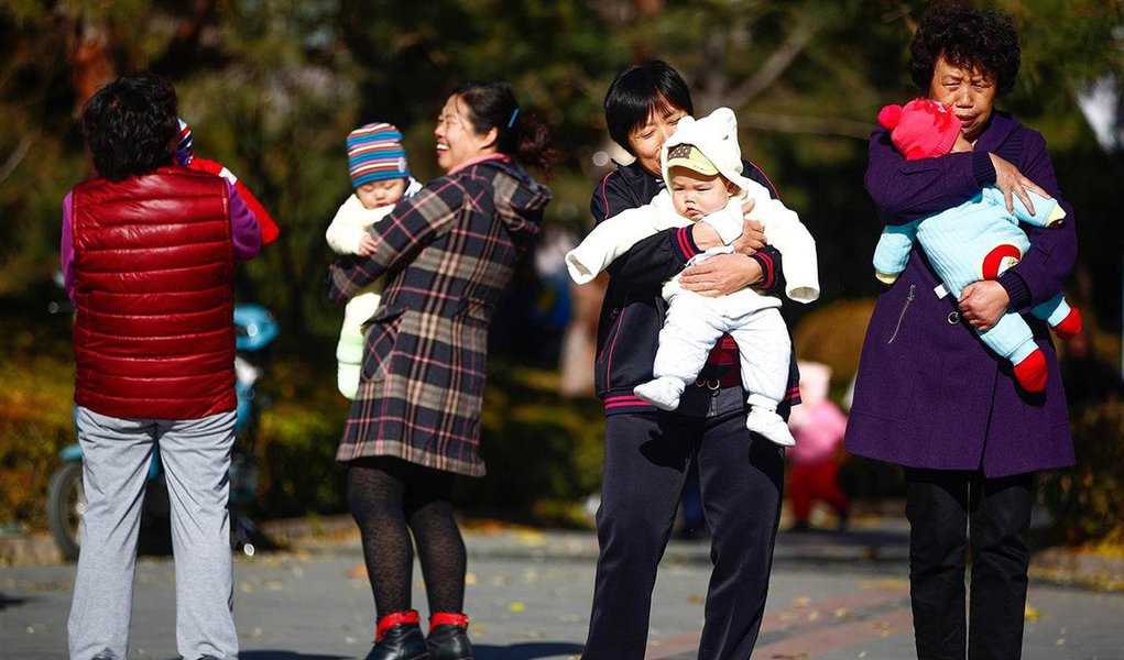 País mais populoso do mundo começa nesta sexta-feira, 1º de janeiro, a permitir que os casais tenham dois filhos; com isso, chega ao fim o período de 35 anos da rígida política do filho único