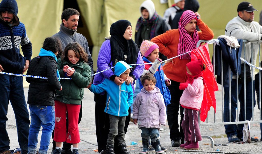 Migrantes tentavam chegar à ilha grega de Lesbos, mas o barco em que seguiam teve problemas, depois de terem deixado a estância balnear de Dikili, na província de Izmir, na costa turca do Mar Egeu; barco ficou retido na ilhota rochosa de Dikili; doze dos mais vulneráveis, incluindo três crianças, foram resgatados por helicópteros, enquanto 45 foram recolhidos por barcos de pesca, porque as embarcações da guarda costeira não conseguiram aproximar-se da ilha por serem maiores