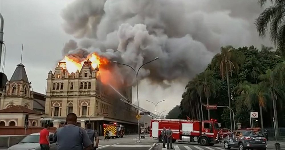 Museu da Língua Portuguesa, localizado no prédio histórico da Estação da Luz, na área central da cidade de São Paulo, foi destruído por um incêndio no dia 21 de dezembro; o Parlamento de Portugal se mostrou disposto a colaborar, "nas medidas das capacidades", para sua reconstrução; o museu transformou-se "numa referência fundamental" na lusofonia, disse