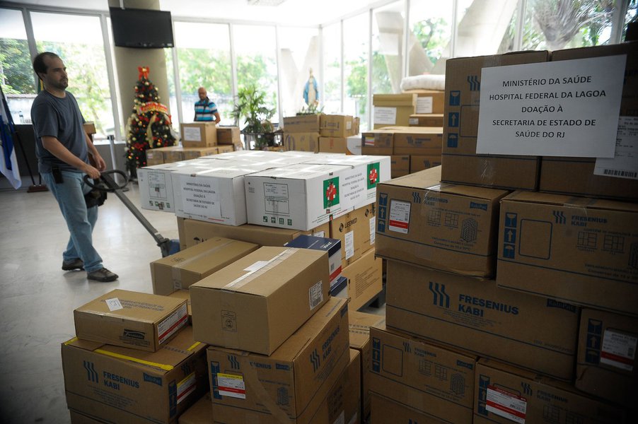 O Ministério da Saúde confirmou nesta quinta-feira que vai repassar o valor total de R$ 155 milhões para o Estado do Rio de Janeiro; as remessas serão feitas em quatro parcelas até 10 de janeiro, sendo a primeira metade até a última semana deste ano; o governo federal já repassou R$ 20 milhões convertidos em insumos na manhã de hoje; foram 300 mil itens que já começaram a ser distribuídos na rede estadual de saúde do Rio, como luvas cirúrgicas, próteses ortopédicas e medicamentos; também foram disponibilizados 1.500 leitos em hospitais federais para pacientes que seriam atendidos na rede estadual