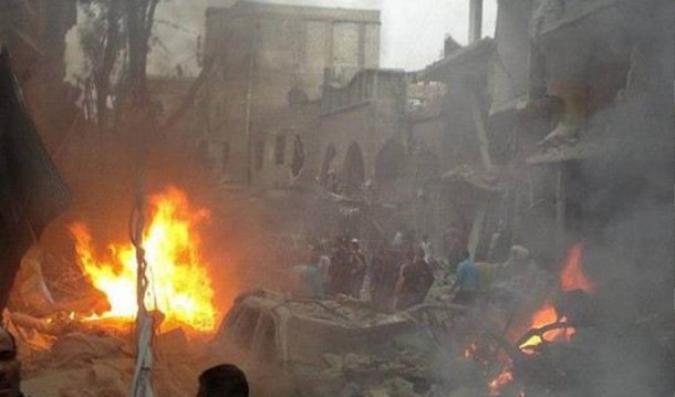 Na Síria, um ataque ocorreu perto de Manai, atingindo um uma unidade tática do Estado Islâmico e destruindo quatro edifícios do Estado Islâmico e um veículo, disse a Força-Tarefa Combinada Conjunta neste domingo; coalizão também atacou alvos próximos a Deir al Zor, Ayn Isa, e Washiyah