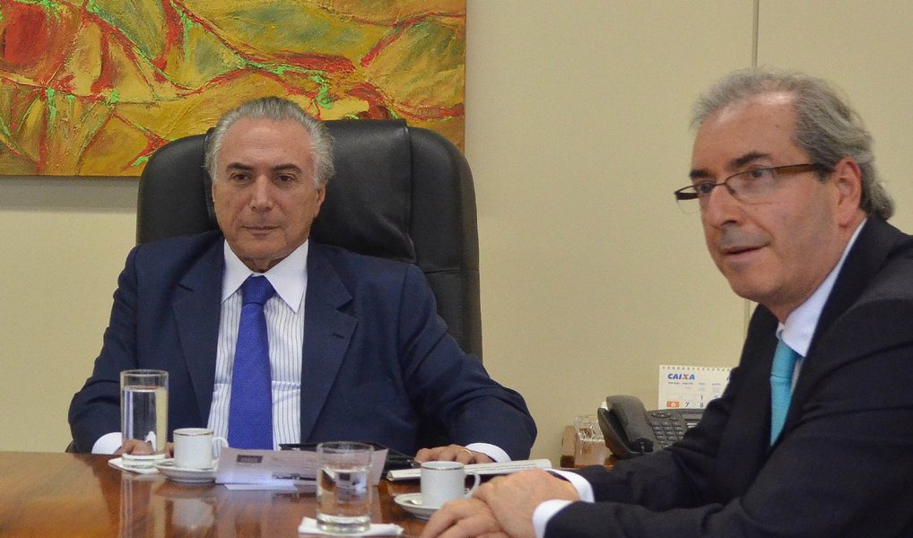 Sobre a atuação do vice-presidente Michel Temer para não perder a presidência do partido, o jornalista Fernando Brito, editor do Tijolaço, destaca que o presidente da Câmara, isolado em denúncias de corrpção, o que sobrou a Temer, "desde que cometeu a mais canhestra manobra política do século com a divulgação de sua carta golpista a Dilma Rousseff"; "Sobrou Cunha, que não tem mais nada além de Temer para se agarrar, assim como ele só ao presidente da Câmara pode ter como "grande eleitor" no partido"