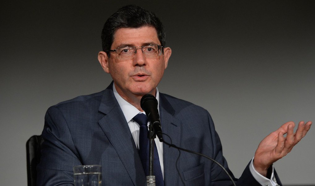 O ministro da Fazenda, Joaquim Levy disse nesta quinta (10), em reunião com parlamentares governistas da Comissão Mista de Orçamento, que sua permanência no governo "perderá o sentido" se não for aprovada para o próximo ano uma meta de superavit primário de 0,7% do PIB; nas palavras de Joaquim Levy, esta decisão faria com que 2016 repetisse, na economia, o ano de 2015, retardando a recuperação econômica brasileira e colocando em risco, inclusive, o ano de 2017