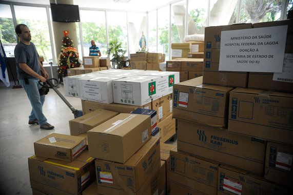 O Ministério da Saúde confirmou nesta quinta-feira que vai repassar o valor total de R$ 155 milhões para o Estado do Rio de Janeiro; as remessas serão feitas em quatro parcelas até 10 de janeiro, sendo a primeira metade até a última semana deste ano; o governo federal já repassou R$ 20 milhões convertidos em insumos na manhã de hoje; foram 300 mil itens que já começaram a ser distribuídos na rede estadual de saúde do Rio, como luvas cirúrgicas, próteses ortopédicas e medicamentos; também foram disponibilizados 1.500 leitos em hospitais federais para pacientes que seriam atendidos na rede estadual