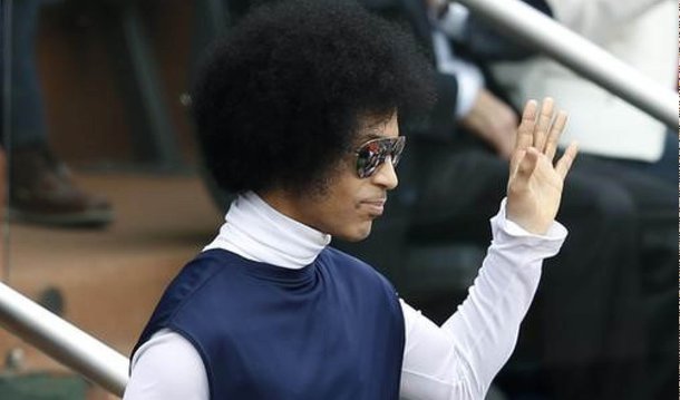 Prince se juntou à banda irlandesa U2 e aos roqueiros norte-americanos do Foo Fighters, entre outros artistas, e cancelou apresentações na França e em outras partes da Europa em reação ao massacre em uma casa de shows de Paris na sexta-feira; “Devido aos acontecimentos trágicos em Paris, o promotor da turnê decidiu adiar a iminente turnê europeia até segunda ordem”