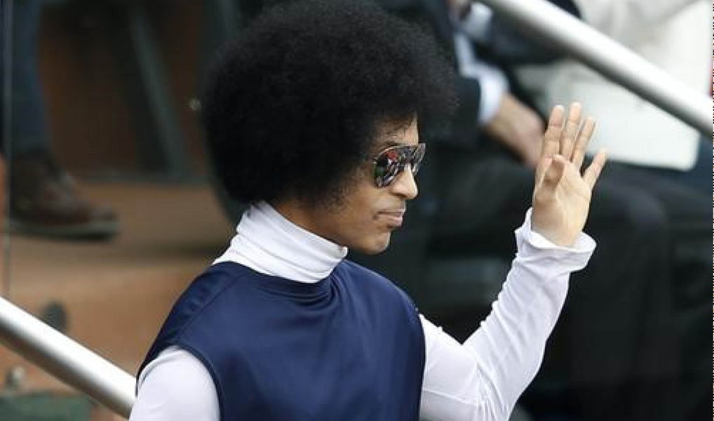 Prince se juntou à banda irlandesa U2 e aos roqueiros norte-americanos do Foo Fighters, entre outros artistas, e cancelou apresentações na França e em outras partes da Europa em reação ao massacre em uma casa de shows de Paris na sexta-feira; “Devido aos acontecimentos trágicos em Paris, o promotor da turnê decidiu adiar a iminente turnê europeia até segunda ordem”