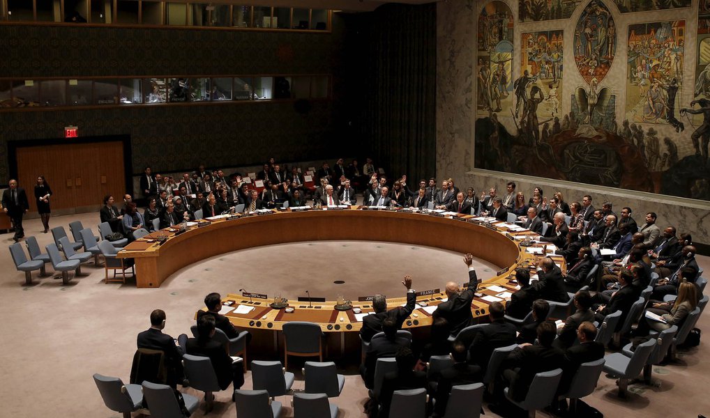 Aprovação por unanimidade foi uma rara demonstração de unidade entre as grandes potências sobre um conflito que já matou mais de 250.000 pessoas; "Este conselho está enviando uma mensagem clara a todos os interessados de que o tempo é agora para parar a matança na Síria e estabelecer as bases para um governo que o povo que sofre há muito tempo naquela terra maltratada possa suportar", afirmou o secretário de Estado norte-americano, John Kerry