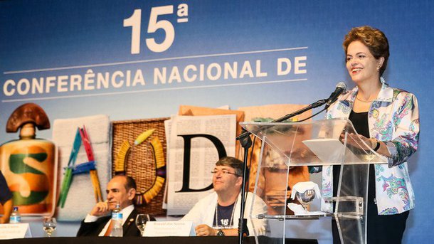 Por favor, não se trancafie nos palácios do Planalto e da Alvorada. Isso gera muita insegurança e dá munição para a direita midiática e golpista inventar bobagens sobre a senhora. Faça como aconteceu no encontro da saúde, aproxime-se do povo