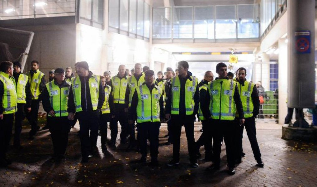 A polícia alemã esvaziou nesta terça (17) uma sala de espetáculos de Hanover, depois de ter decidido cancelar o jogo amistoso entre as seleções da Alemanha e da Holanda por motivos de segurança; a sala de espetáculos TUI Arena, com capacidade para 14 mil pessoas, deveria receber na noite desta terça-feira um concerto da banda alemã The Sohne Mannheims; a medida foi tomada pouco depois de terem sido detectados “indícios concretos” de um ataque terrorista com explosivos no estádio IDH Arena