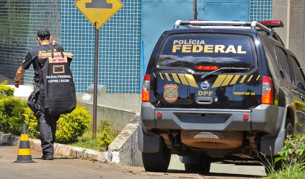 Procuradores do Ministério Público Federal que atuam investigações da Operação Zelotes devem apresentar nos próximos dias as primeiras denúncias contra acusados de envolvimento na suposta compra de três Medidas Provisórias que beneficiariam o setor automotivo; investigações foram fatiadas em 11 inquéritos tramitam separadamente na operação; enquanto dez deles envolvem suspeitas de compra de decisões junto ao Conselho Administrativo de Recursos Fiscais (Carf), principal alvo da operação, somente um apura o caso das MPs