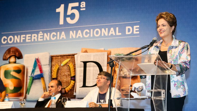 Por favor, não se trancafie nos palácios do Planalto e da Alvorada. Isso gera muita insegurança e dá munição para a direita midiática e golpista inventar bobagens sobre a senhora. Faça como aconteceu no encontro da saúde, aproxime-se do povo