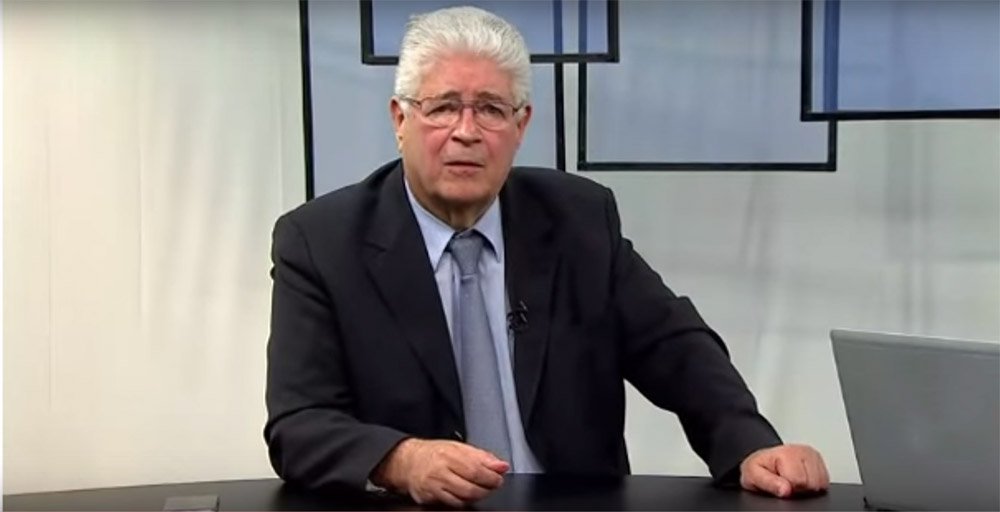 "Sou contra impeachment até do piá de prédio [Beto Richa] no Paraná. O povo tem que aprender com isso", defendeu o senador do PMDB, em entrevista ao programa Espaço Público, na TV Brasil; assista ao vídeo