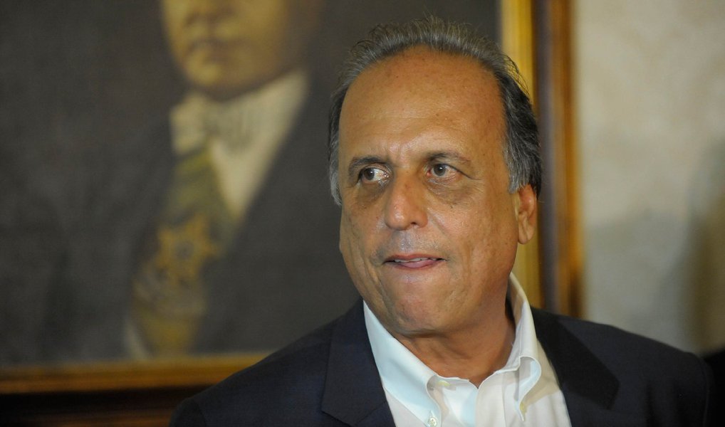 Déficit nas contas públicas do estado do Rio de janeiro ao fim deste ano de 2015 é estimada atualmente em R$ 13 bilhões; parte do rombo tem a ver com as receitas dos royalties do petróleo; com a queda do preço do barril, o estado passou a receber menos recursos que o previsto; na contramão da queda da receita, as despesas com o funcionalismo foram crescentes; em 2010, o estado (somados todos os poderes) gastou R$ 12,2 bilhões com pessoal e encargos sociais; em quatro anos, o valor passou para R$ 19,7 bilhões (em valores correntes, variação de 62%); não foi o que aconteceu com a receita; no mesmo período, subiu de R$ 49,9 bilhões para R$ 74,2 bilhões (variação de 48%); governador Luiz Fernando Pezão (PMDB) criou novo imposto sobre o o petróleo para tentar equilibrar as contas