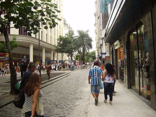 Em outubro de 2015 houve queda de 15,1% nos registros de Roubos de Rua (somatório de Roubo a Transeunte, Roubo em Coletivo e Roubo de Aparelho Celular) no estado do Rio de Janeiro, quando comparado com o mesmo mês de 2014; no mês de outubro deste ano foram registrados 6.948 roubos de rua, ou seja, esse ano foram 1.235 roubos de rua a menos no estado; no acumulado de janeiro a outubro, o indicador também apresentou queda de 11,4% quando comparado com o mesmo período anterior; foram 9.127 roubos a menos no estado em 2015