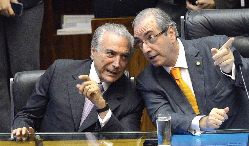 Presidente da Câmara, Eduardo Cunha (PMDB-RJ), arquivou nesta terça-feira, 5, pedido de impeachment contra o vice-presidente Michel Temer, apresentado pelo advogado Mariel Marley Marra; advogado acusou Temer de crime de responsabilidade, por ter assinado quatro decretos de abertura de crédito suplementar em 2015, em descumprimento da meta fiscal prevista na lei orçamentária, assim como fez a presidente Dilma Rousseff; é o segundo pedido de impeachment contra Temer rquivado por Cunha