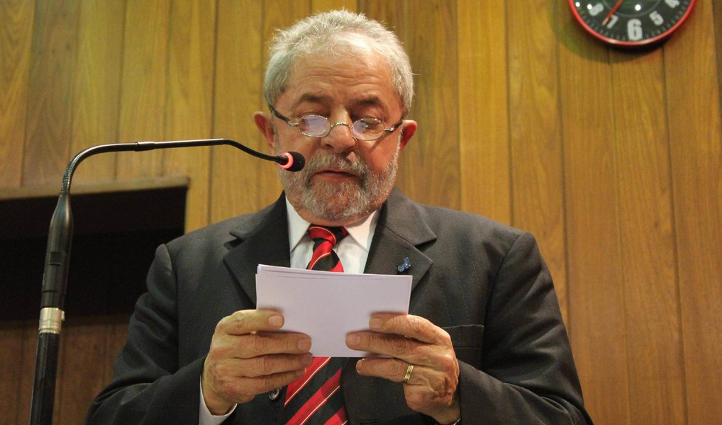 Ex-presidente Lula prestou depoimento à Polícia Federal nesta quarta-feira, 6, em Brasília, em um inquérito referente à Operação Zelotes; depoimento, que começou às 14h30 e foi encerrado após as 19h, estava previsto para acontecer no final do mês passado; em nota, o Instituto Lula informou que Lula não é investigado e que não era mais presidente quando Congresso Nacional acrescentou, em 2013, emenda parlamentar à MP 627 relativa a tributação de empresas no exterior, emenda esta que prorrogou os incentivos regionais de 2015 para 2020