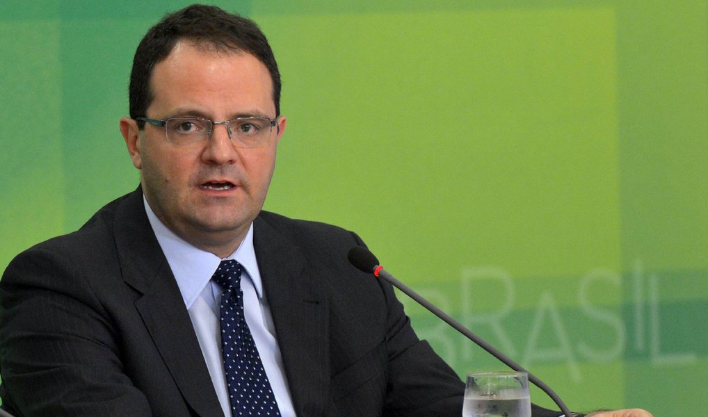 Novo titular do Ministério da Fazenda, Nelson Barbosa, realizou uma série de reuniões para definir a equipe que o acompanhará após sua saída do Ministério do Planejamento; uma das escolhas foi o nome do secretário –executivo Dyogo Oliveira, que respondia pelo mesmo cargo no Planejamento; novo secretário de e Política Econômica, substituindo Afonso Arinos de Mello Franco Neto, deverá ser o chefe de Assessoria Econômica do Ministério do Planejamento, Manoel Pires;  Jorge Rachid, deve permanecer como o responsável pela Receita Federal; Marcelo Saintive deverá ficar à frente da Secretaria do Tesouro Nacional até o final do ano