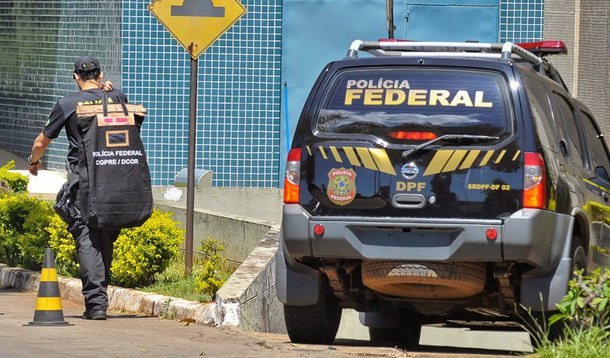 Procuradores do Ministério Público Federal que atuam investigações da Operação Zelotes devem apresentar nos próximos dias as primeiras denúncias contra acusados de envolvimento na suposta compra de três Medidas Provisórias que beneficiariam o setor automotivo; investigações foram fatiadas em 11 inquéritos tramitam separadamente na operação; enquanto dez deles envolvem suspeitas de compra de decisões junto ao Conselho Administrativo de Recursos Fiscais (Carf), principal alvo da operação, somente um apura o caso das MPs