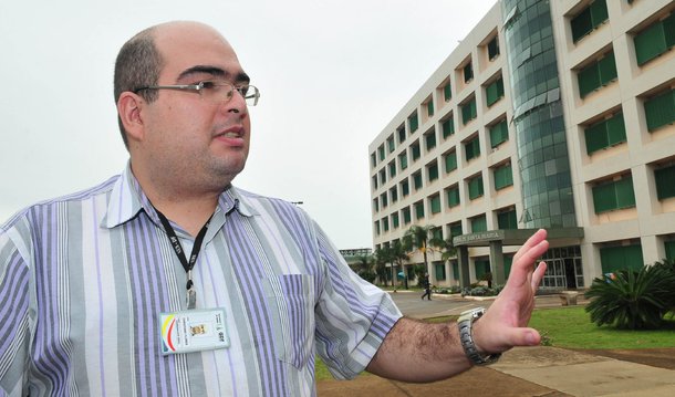 A UTI do Hospital Regional de Santa Maria deve voltar a funcionar normalmente; a informação foi dada pelo coordenador de Saúde da região administrativa, Christiano Flores; a empresa Intensicare, responsável por administrar o serviço, comprometeu-se a retomar o atendimento sem restrições após a Secretaria de Saúde pagar uma parcela da dívida de R$ 21 milhões com a gestora, correspondente aos repasses de 2014 e 2015
 