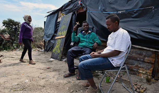 Dezesseis policiais ficaram feridos na noite deste domingo (8) após entrarem em confronto com migrantes, em um acampamento próximo ao porto da cidade francesa de Calais "Vários grupos de migrantes, cerca de 200, tentaram atrasar e bloquear o tráfico em uma via da região portuária de Calais", disse um porta-voz da prefeitura da cidade francesa; acampamento próximo ao Porto de Calais abriga cerca de 1,5 mil pessoas que esperam cruzar o Canal da Mancha e chegar à Inglaterra