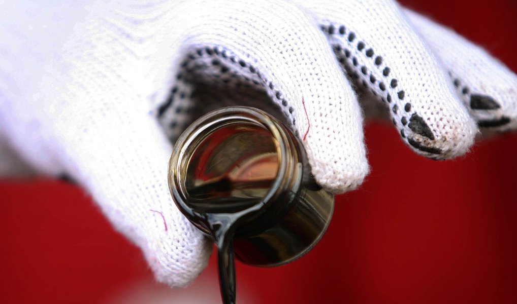 Enfrentando dificuldades em suas finanças, o governo do Rio criou lei e aumentou impostos para melhorar a arrecadação; objetivo é alcançar mais de R$ 4 bilhões; para o setor petrolífero, especificamente, foi sancionada uma lei que prevê a cobrança de R$ 2,71 por barril de petróleo tendo como base a fiscalização sobre atividade com risco ambiental; o Instituto Brasileiro do Petróleo (IBP), no entanto, promete judicializar a medida; de acordo com o órgão, três Ações Diretas de Inconstitucionalidade, sobre o mesmo tema, tramitam no STF contra estados que pretendiam taxar recursos naturais