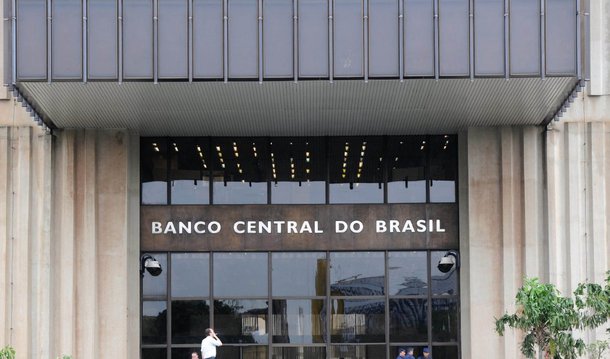 O governo central (Tesouro, Banco Central e Previdência Social) teve déficit primário de R$ 21,279 bilhões em novembro, divulgou o Tesouro Nacional, no pior dado mensal desde o início da série histórica em 1997, retrato da forte deterioração das contas públicas; o resultado foi novamente fruto de um descompasso entre despesas e receitas, em meio ao cenário recessivo; antes dele, o maior rombo num mês havia sido registrado em setembro de 2014 (R$ -20,4 bilhões)