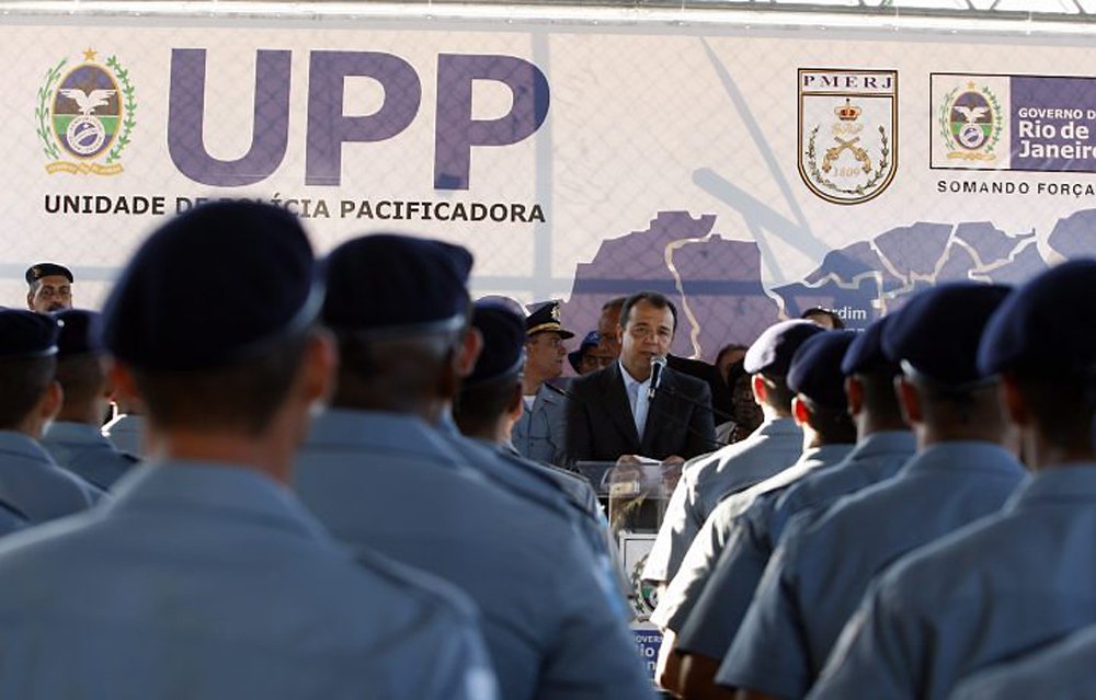 Comando da Polícia Militar do Rio de Janeiro confirmou o afastamento e prisão administrativa de oito policiais da UPP dos morros da Coroa, Fallet e Fogueteiro, no Catumbi, zona central da cidade; segundo a denúncia quatro jovens, com idades entre 13 e 23 anos de idade, teriam sido agredidos e sofrido abuso por parte dos policiais, quando voltavam de uma festa no vizinho morro de Santo Amaro, pilotando motos sem o uso de capacetes; agentes teriam ferido com uma faca quente e um isqueiro os quatro jovens, que ainda foram obrigados a ficarem nus e a praticar sexo oral entre eles