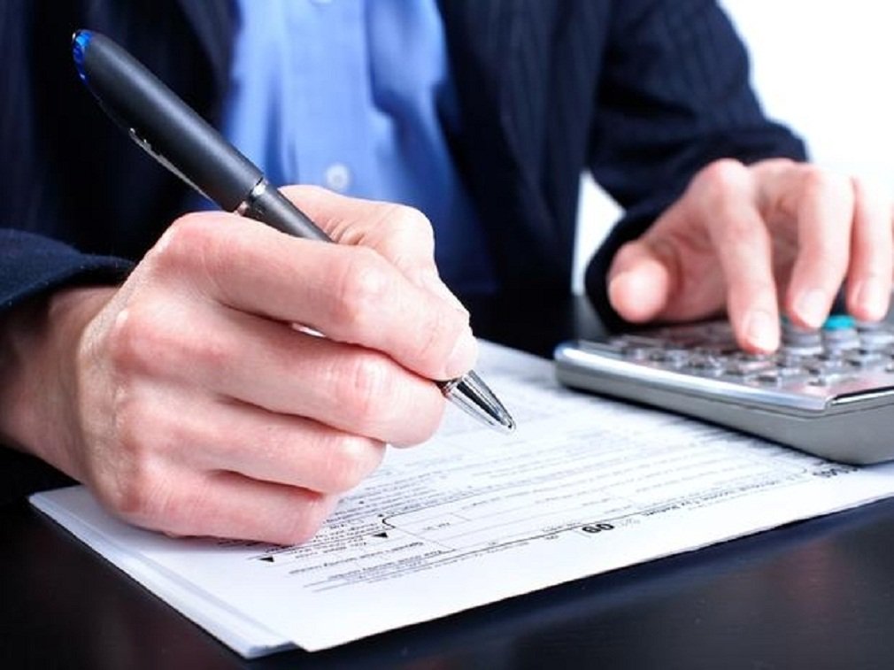 Das 3.123 empresas de Brasília inseridas no Simples Nacional e notificadas pela Secretaria de Fazenda para regularizarem os débitos não pagos até 31 de agosto, 1.895 serão excluídas do regime tributário a partir de 1º de janeiro de 2016, por não acertarem, até 18 de dezembro, as dívidas que têm com o governo de Brasília; para fazer novo pedido de ingresso no regime é necessário acessar a página do Simples Nacional, de 1º a 31 de janeiro, e regularizar os débitos, que podem ser distritais, estaduais, municipais ou com a União