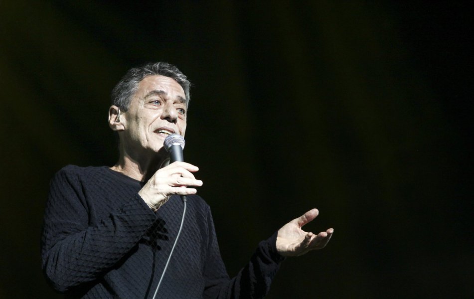 "Era preciso que alguém, enfim, juntasse essas duas palavras: PSDB bandido. Como foi Chico, isso imediatamente se espalhou pelas redes sociais. Mesmo a mídia tão amiga do PSDB foi obrigada a dar, contrariada, a sentença de Chico", comenta o jornalista Paulo Nogueira, do Diário do Centro do Mundo, sobre a frase dita na segunda-feira pelo cantor: "Eu acho que o PSDB é bandido"