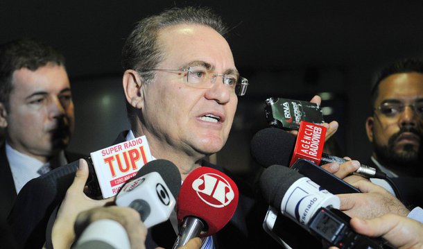 Presidente do Congresso ordenou que a Polícia Militar do Distrito Federal e a Polícia Federal investiguem a existência de armas ou de materiais perigosos no acampamento de manifestantes pró-impeachment instalado em frente ao Congresso; decisão foi tomada após os golpistas jogarem bombas contra mulheres do movimento negro que faziam uma manifestação contra o racismo em Brasília; duas pessoas foram presas por porte ilegal de armas e tiros foram disparados durante a confusão