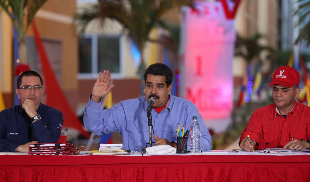 O presidente da Venezuela, Nicolás Maduro, anunciou que está concluindo um plano de emergência econômica para ser aprovado pelo novo Parlamento (de maioria oposicionista); "Estamos elaborando planos específicos por rubricas, o plano do arroz, do leite, da carne, de artigos de limpeza, de consumo massivo e de necessidade popular, garantindo os planos financeiros", afirmou
