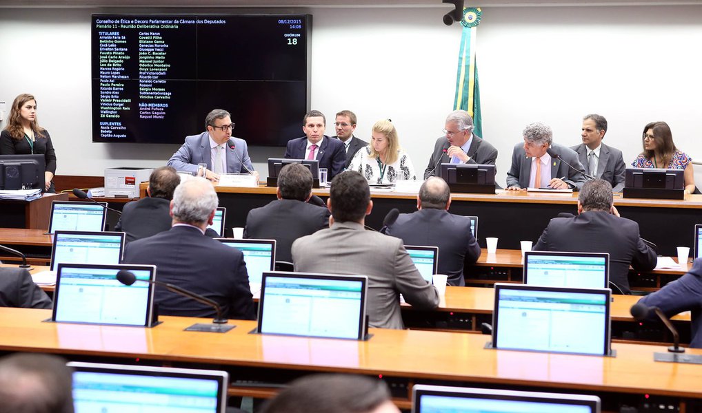 O Conselho de Ética da Câmara está reunido nesta tarde para tentar, pela quinta vez, votar o parecer do deputado Fausto Pinato (PRB-SP), pela continuidade da ação de cassação do mandato de Eduardo Cunha (PMDB); o advogado de Cunha, Marcelo Nobre, recorreu à Câmara e ao Supremo Tribunal Federal contra a decisão do presidente do Conselho, José Carlos Araújo (PSD-BA), que manteve Pinato da relatoria da ação; Nobre alegou que o deputado havia perdido a imparcialidade ao anunciar o teor de seu parecer à imprensa