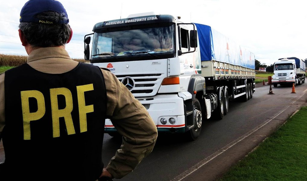 A Polícia Rodoviária Federal vai restringir o tráfego de caminhões, em 2016, nas rodovias federais durante os feriados; restrição afeta todos os trechos rodoviários de pista simples; nos estados de Rondônia e Acre, não haverá restrição, com exceção de algumas datas festivas, caso do Ano Novo e Carnaval.