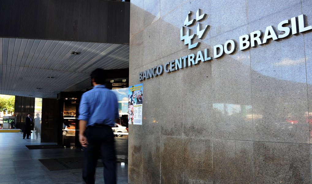 Dados divulgados pelo Banco Central mostram que, em 2015, o BC registrou um prejuízo de R$ 89,66 bilhões com contratos de "swaps cambiais", que são instrumentos que equivalem a venda de moeda estrangeira no mercado futuro e atenuam as pressões sobre o dólar no mercado à vista; até então, o maior prejuízo, em todo um ano, havia sido registrado em 2014, com R$ 17,32 bilhões