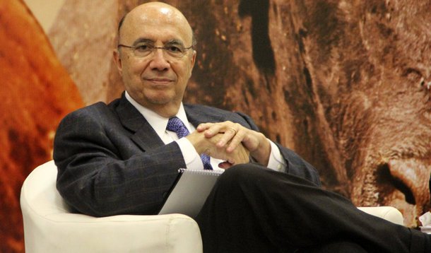 Ex-presidente do Banco do Central, Henrique Meireles, afirma que "é fundamental que o reequilíbrio das contas públicas seja conduzido por uma liderança que não só acredite verdadeiramente no processo, como tenha força política e capacidade de transmitir à sociedade que ele será bem-sucedido e benéfico a todos"; nesses termos, diz ele, "sua chance de sucesso aumenta muito e seu custo cai substancialmente"; Meireles acredita que o processo é mais eficaz "se vier acompanhado de reformas pró-crescimento (fiscal, trabalhista e previdenciária), que restaurem a capacidade de crescer de forma sustentável e vigorosa"