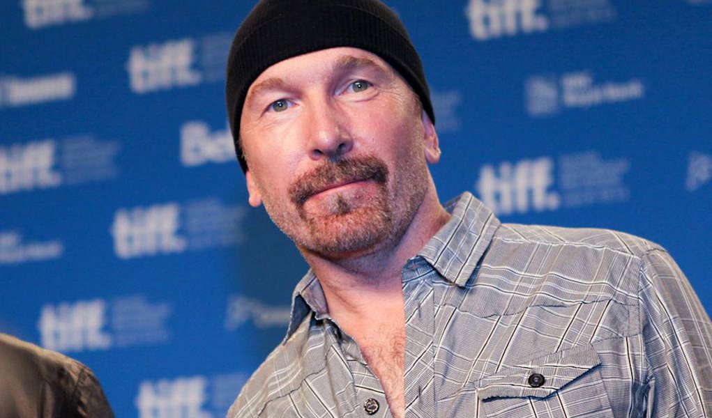 O guitarrisa The Edge, do U2, recebeu aprovação para construir cinco casas em colinas de Malibu, um reduto de celebridades na Califórnia, apesar da oposição de ambientalistas que temem que as obras irão ameaçar corredores essenciais da vida selvagem local para animais como os leões da montanha e os linces