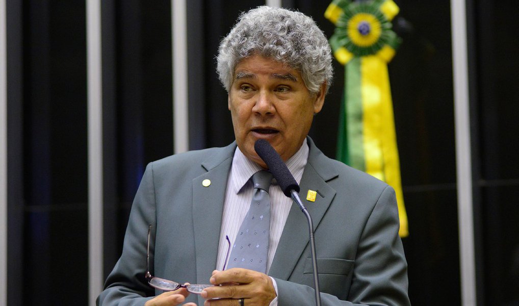 Apresentação da representação foi feita pelo deputado Paulo Pereira da Silva (SP), aliado do presidente da Câmara, Eduardo Cunha; Paulinho acusa o deputado do Psol de irregularidade em doações de funcionários do seu gabinete durante a campanha e suposto uso de notas frias para comprovar gastos; Alencar já adiantou sua defesa em que disse ser inocente e que a representação é uma peça de vingança contra a sua atuação política; Chico Alencar é autor do processo contra Cunha no mesmo Conselho de Ética