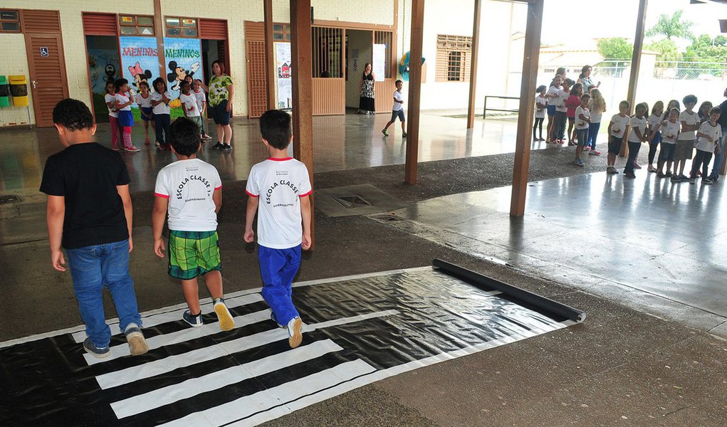 A Secretaria de Educação, Esporte e Lazer vai contratar até 4,6 mil professores temporários em 2016; os docentes foram aprovados em concurso em 2014 e ocuparão vagas de pessoal em licença ou que esteja exercendo cargos de coordenação nas escolas; eles também podem ser chamados para postos exclusivos de servidores efetivos caso não haja profissionais disponíveis para a disciplina que necessita ser preenchida; as contratações poderão atingir limite de 180 mil horas semanais; a demanda para o início do ano letivo é de 5,7 mil docentes
