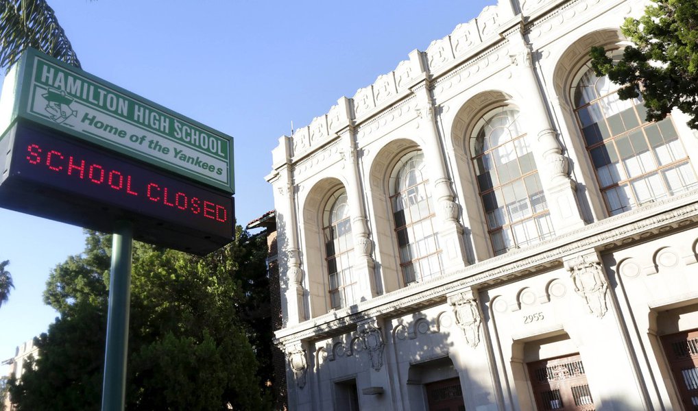 Los Angeles, o segundo maior distrito escolar nos Estados Unidos, fechou todas as suas escolas nesta terça-feira (15) depois que autoridades relataram ter recebido uma ameaça não especificada e determinaram uma busca a todas as escolas; autoridades pediram aos pais para manter todos os 643 mil alunos do sistema em casa para dar tempo para uma busca completa a mais de 1.200 escolas; foi o primeiro fechamento de todo o distrito em pelo menos uma década