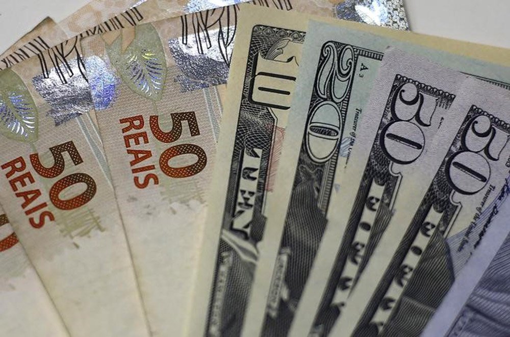 Notas de reais e dólares norte-americanos em casa de câmbio no Rio de Janeiro. 10/09/2015 REUTERS/Ricardo Moraes
dolar