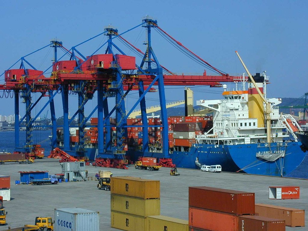 Jornalista Fernando Brito destaca o aumento no volume de mercadorias comercializadas no mundo, mas a queda no preço desses produtos, e avalia: "Isso nada tem a ver com a crise na economia brasileira, mas sim com a recessão mundial. E, a menos que elevemos Michel Temer ou Aécio Neves ao nível de líderes mundiais, não parece que possa ser resolvível pelo oportunismo político tupiniquim"