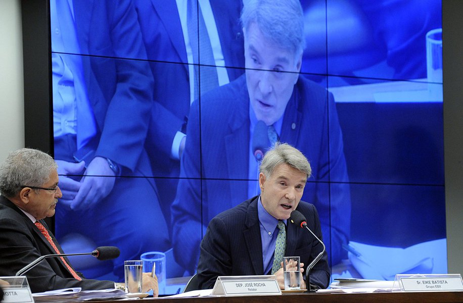 Em depoimento à CPI do BNDES, na Câmara, o empresário Eike Batista explicou que suas empresas perderam 90% do valor de mercado por causa do investimento frustrado na exploração de petróleo; ele chegou a pedir desculpas aos que tiveram prejuízos ao investir no projeto, mas fez questão de dizer que muitos deles venderam suas ações "na alta" e obtiveram grandes lucros; "Eu arrisquei demais em um negócio altamente arriscado, que é a produção de petróleo", admitiu