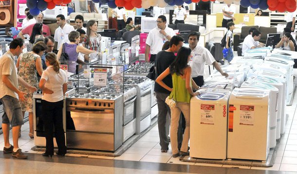 O Índice de Confiança do Empresário do Comércio (Icec), medido mensalmente pela Confederação Nacional do Comércio de Bens, Serviços e Turismo (CNC), atingiu em dezembro 79,9 pontos, queda de 1,4% em relação a novembro e de 26,5% em comparação com o mesmo período do ano passado; no entanto, variações positivas nos subíndices que medem as expectativas e as intenções de investimentos demonstram leve otimismo dos comerciantes em dezembro