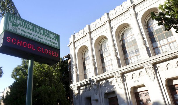 Los Angeles, o segundo maior distrito escolar nos Estados Unidos, fechou todas as suas escolas nesta terça-feira (15) depois que autoridades relataram ter recebido uma ameaça não especificada e determinaram uma busca a todas as escolas; autoridades pediram aos pais para manter todos os 643 mil alunos do sistema em casa para dar tempo para uma busca completa a mais de 1.200 escolas; foi o primeiro fechamento de todo o distrito em pelo menos uma década