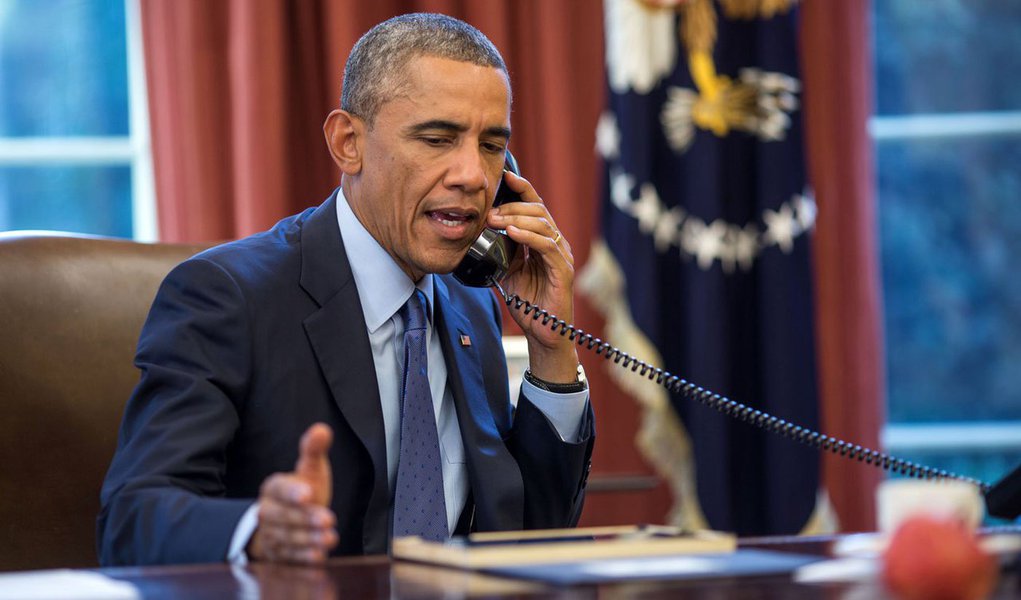 Presidente dos Estados Unidos, Barack Obama, telefonou à presidenta Dilma Rousseff para reforçar a coordenação das posições do Brasil e dos Estados Unidos na questão do clima; segundo  Palácio do Planalto, objetivo é alcançar "um acordo ambicioso, justo e consistente" com o limite de aumento de temperatura de 2 graus Celsius neste século, na 21ª Conferência sobre o clima (COP21), em Paris; "Os presidentes reforçaram a necessidade dos respectivos chefes de delegação seguirem coordenando suas posições com vistas ao sucesso das negociações do Acordo de Paris", disse o Planalto por meio de nota