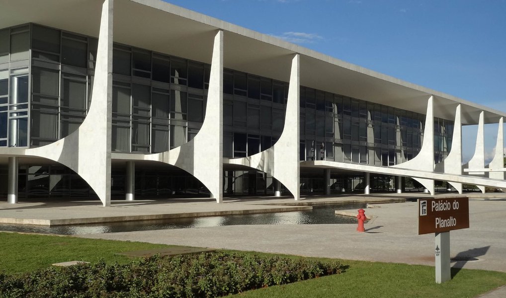 Palácio do Planalto recebeu sem surpresas a notícia do rebaixamento da nota brasileira pela agência Fitch e acredita que há possibilidades de a situação ser recuperada nos próximos três meses; avaliação interna do governo é a de que o rebaixamento não deixa de ser ruim, mas já era esperado devido à turbulência política no Congresso Nacional após a aceitação do pedido de abertura do processo de impeachment contra a presidenta Dilma Rousseff; mas os assessores palacianos avaliam que mesmo com as dificuldades o país conseguiu, por exemplo, promover um leilão de 29 usinas hidrelétricas em novembro