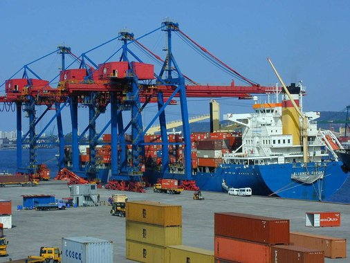 Jornalista Fernando Brito destaca o aumento no volume de mercadorias comercializadas no mundo, mas a queda no preço desses produtos, e avalia: "Isso nada tem a ver com a crise na economia brasileira, mas sim com a recessão mundial. E, a menos que elevemos Michel Temer ou Aécio Neves ao nível de líderes mundiais, não parece que possa ser resolvível pelo oportunismo político tupiniquim"